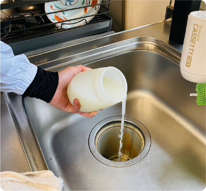 殺虫・除菌効果のある殺虫剤を流します